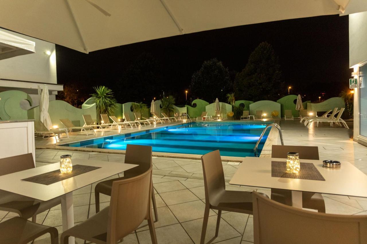 Nero D'Avorio Apartments Rimini Bagian luar foto